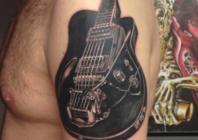 Fekete-szürke tetoválás